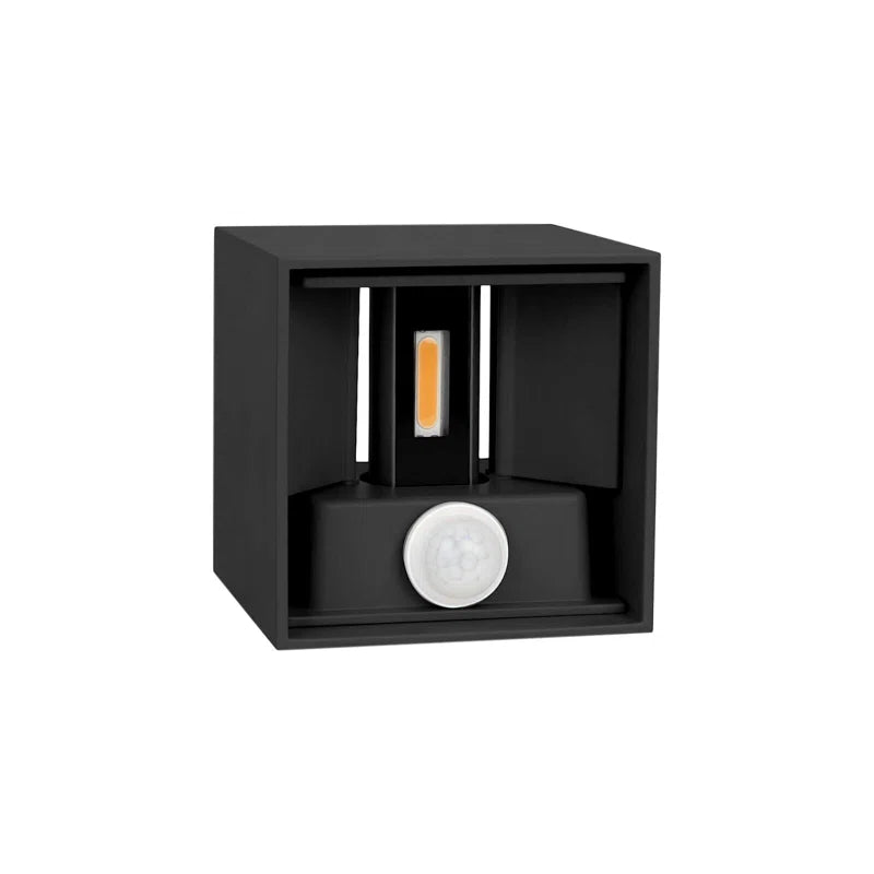 Black Betheny outdoor LED sconce by TheChandelierCo, 10cm high, wall-mounted with integrated lighting, suitable for exterior lighting.